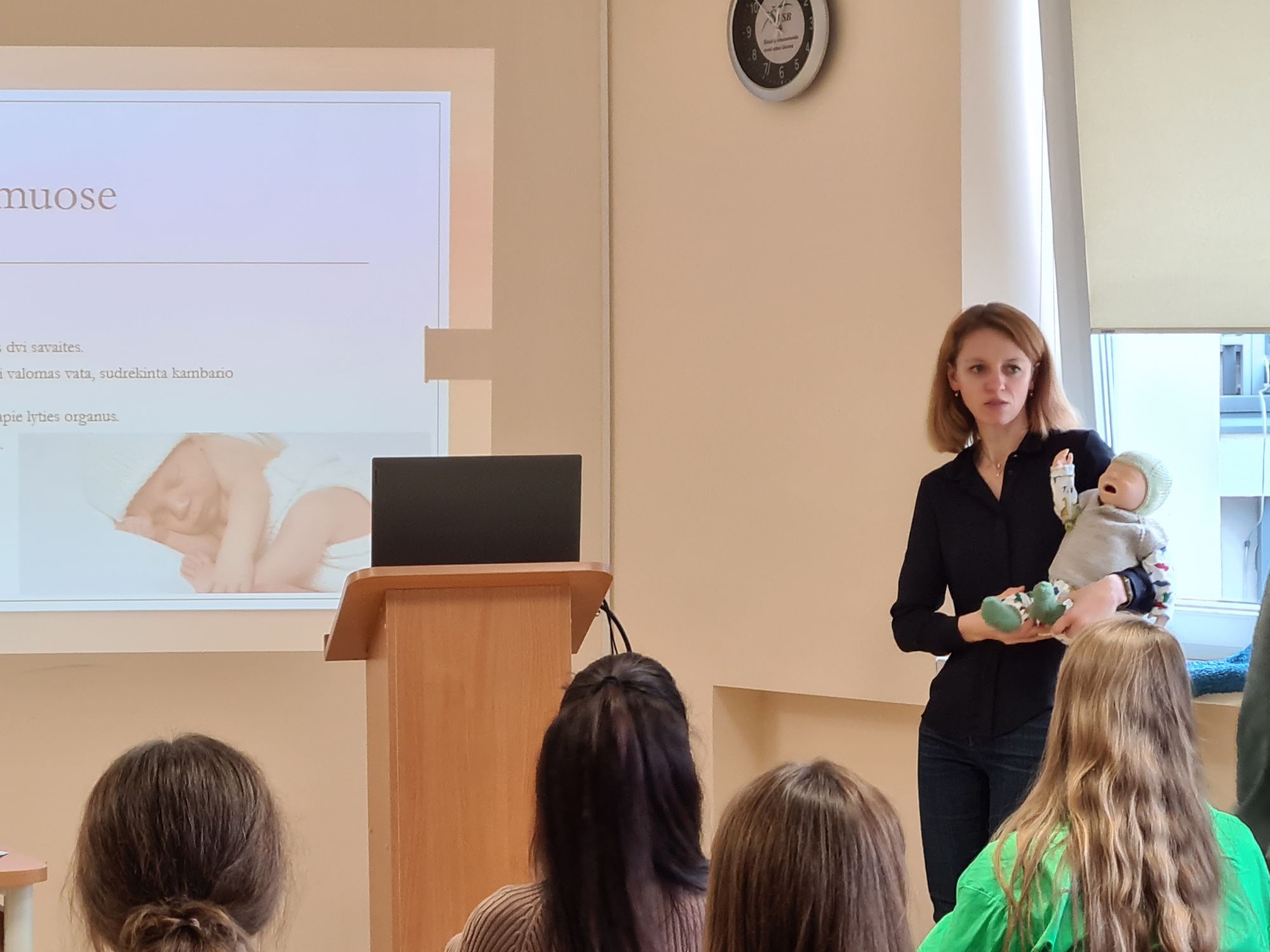 Praktinę paskaitos dalį neonatologei Vaidai Aleksandravičienei padėjo pademonstuoti lėlė Saulė.
