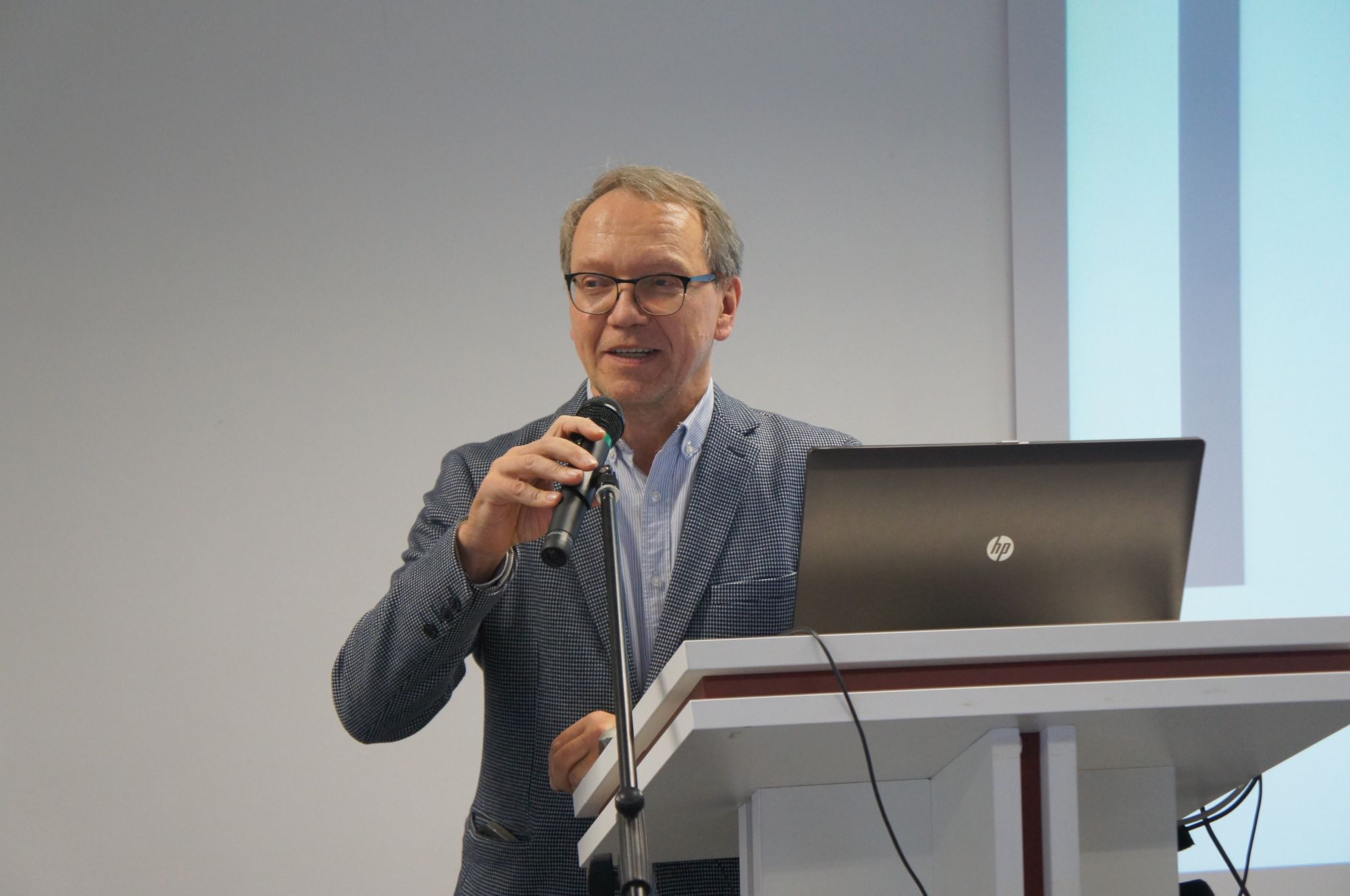 Prof. Linas Rovas, Respublikinės Šiaulių ligoninės gydytojas akušeris –ginekologas, laikinai einantis Moters ir vaiko klinikos vadovo pareigas, akcentavo dažniausiai liūdnai pasibaigiančias moterų sveikatos problemas, kurių pradžia – nėštumo metu. (Zitos Katkienės nuotr.)