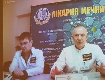 Dnipropetrovsko srities I. I. Mečnikovo klinikinės ligoninės direktorius Sergij Riženko trumpai papasakojo situaciją, šiuo metu esančią ligoninėje, gydančioje kare nukentėjusius žmones. (Zitos Katkienės nuotr.)