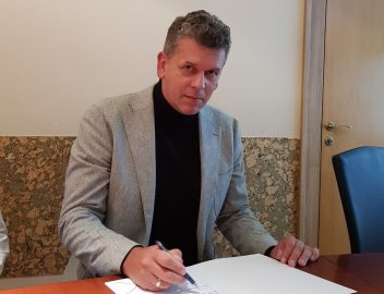 Respublikinės Šiaulių ligoninės direktoriaus Mindaugio Pauliuko pasirašytas Tarptautinės medicinos partnerystės memorandumas iškeliaus į Ukrainą.  (Zitos Katkienės nuotr.)