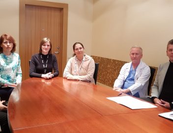Nuotoliniame susitikime dalyvavę Respublikinės Šiaulių ligoninės atstovai Rasa Bracaitė ( iš dešinės), Mindaugas Pauliukas, Virginijus Jautakis, Rolanda Kazlaukaitė, Alina Liepinaitienė, Sigita Klimavičienė ir Jūratė Jackevičienė. (Zitos Katkienės nuotr.)
