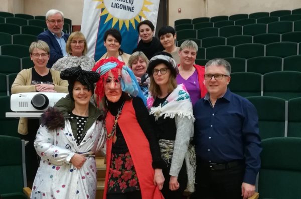 Jei repeticija sutampa su šventėmis, jos paminimos. Viena jų – Užgavėnės, kai kolektyvo nariai rinkosi, pasirėdę persirengėliais. (Choro archyvo nuotr.)