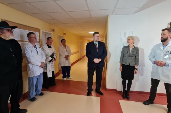 Seimo narys Stasys Tumėnas kalbėjo savo ir medikų rėmėjo Antano Vinkaus vardu, ir kaip Lietuvos Respublikos Seimo Valstybinės komisijos narys. (Evos Kazlauskienės nuotr.)
