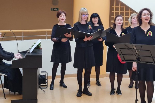 Šventiniame choro repertuare skambėjo visiems gerai žinomi kūriniai (E. Kazlauskienės nuotr.)