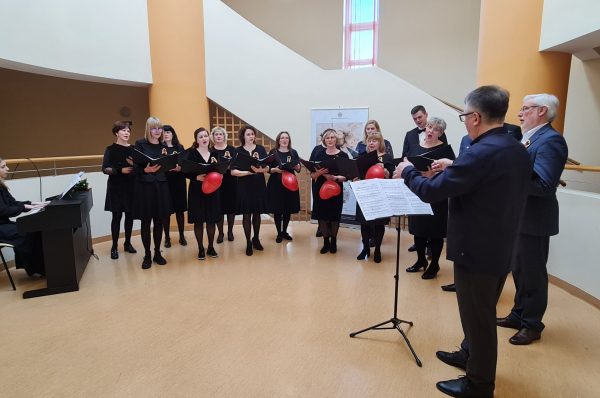 Respublikinės Šiaulių ligoninės choras „Musica Vitae” Meilės dieną surengė koncertą „Gražiausios dainos, Tau, Tėvyne” (E. Kazlauskienės nuotr.)