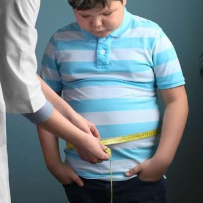 Vaikų gydytojai endokrinologai pastebi, kad vaiką lydintys artimieji dažnai nevertina vaiko svorio kaip labai ženkliai padidėjusį ir galintį sąlygoti ankstyvas metabolines komplikacijas. Tai yra pirmoji kliūtis, kodėl per vėlai pradedamos prevencijos priemonės tukliam, putniam, gražiam vaikui.  Artimųjų žvilgsnis į vaikų antsvorį dar yra ne toks, kokį medikai norėtų  matyti.    (Asociatyvi nuotr.)