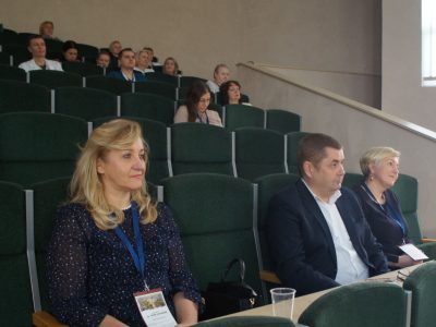 Konferencijos dalyviai rinkosi ir salės erdvėje, ir prie kompiuterių monitorių. (Zitos katkienės nuotr.)