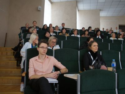 Konferencijos dalyviai rinkosi ir salės erdvėje, ir prie kompiuterių monitorių. (Zitos katkienės nuotr.)