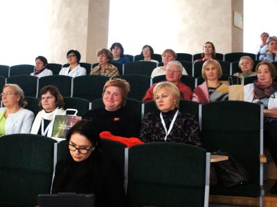 Konferencijos dalyviai rinkosi ir salės erdvėje, ir prie kompiuterių monitorių. (Zitos katkienės nuotr.)