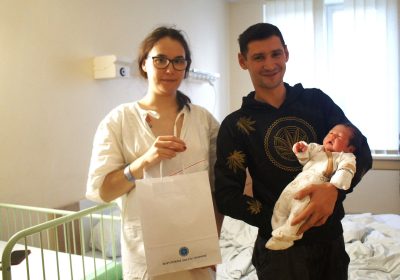 Kelmiškius Moniką Gaubšaitę ir Lauryną Gricių, susilaukusius antrojo sūnaus, pasveikino Respublikinės Šiaulių ligoninės vadovas. (Zitos Katkienės nuotr.)