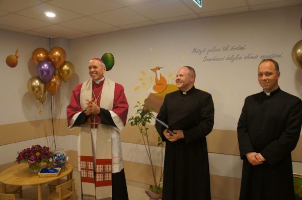 Visus šiuos darbus bei šventės dalyvius palaimino ir atnaujintus skyrius pašventino  Šiaulių vyskupas Jo Ekscelencija Eugenijus Bartulis, Šiaulių vyskupijos kancleris kunigas Rimantas Žaromskis drauge su ligoninės kapeleonu kunigu Tomu Kedušiu. (Zitos katkienės nuotr.)