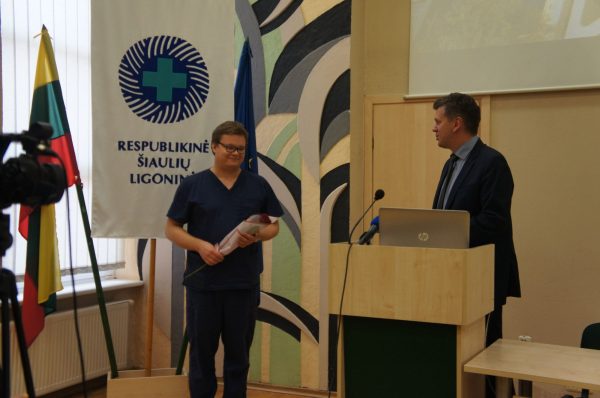 Respublikinės Šiaulių ligoninės direktorius M. Pauliukas kauniečiui neurochirurgui linkėjo tapti ambasadoriumi Šiauliuose ir pritraukti daugiau kolegų iš gimtojo miesto. (Zitos Katkienės nuotr.)
