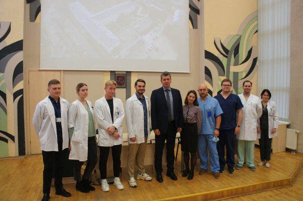 Rezidentūros bazės vadovė Rasa Bracaitė (pirma iš dešinės), labai nuoširdžiai priima jaunus specialistus, dar studijuojančius medicinos mokslus ir rūpinasi, globoja atvykusiuosius į rezidentūrą, tad jos didelis įdirbis nemažai lemia, kad žmonės, rezidentūrą atlikę Respublikinėje Šiaulių ligoninėje, pasirenka ją kaip pirmą savo darbovietę. (Zitos katkienės nuotr.)