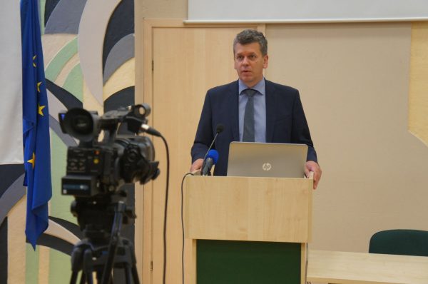 Respublikinės Šiaulių ligoninės direktorius Mindaugas Pauliukas, sveikindamas susirinkusius jaunuosius specialistus, patikino, kad ligoninė visada stengiasi pasiūlyti maksimalias galimybes. (Z.Katkienės nuotr.)