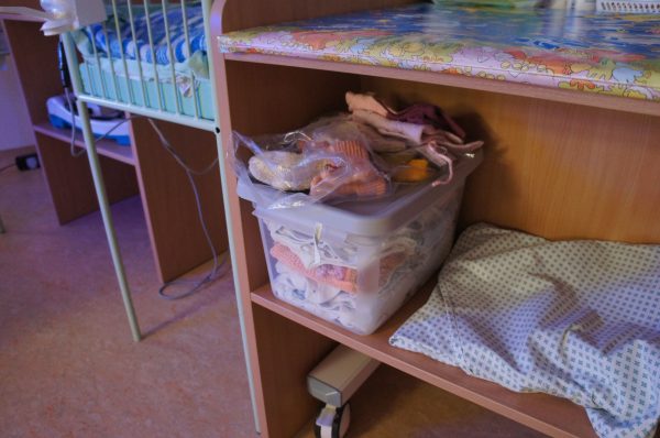 Asociacijos“Neišnešiotukas“ narės nuolat rūpinasi dovanomis ankstukams. Šį kartą padovanojo knygutes „Ankstukų istorijos“. MB „Kai lauki“ savininkė ankstuko mama Ernesta pasirūpino dovanomis (merino vilnos komplektukais) ir narės įteikė medikų kolektyvui krepšį dovanų . (Zitos Katkienės nuotr.)