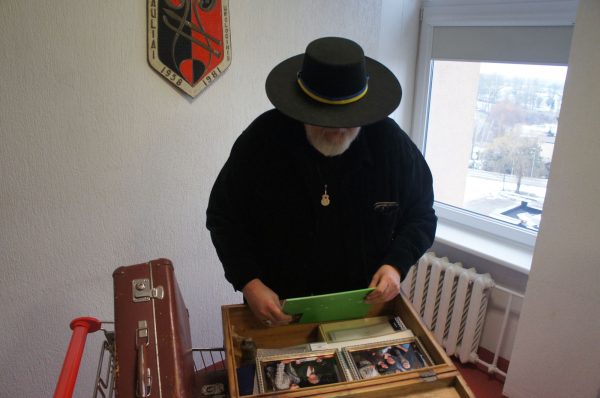 Į šventinį renginį V. Stakėnas atvyko ne tuščiomis – atsivežė keturis lagaminus, kuriuose – daktaro A. Stakėno archyvas. (Zitos katkienės nuotr.)