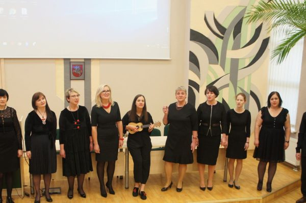 Skatinami choristai ne tik dainuoti, bet renginių metu pabūti ir skaitovais, pagroti. (Zitos Katkienės nuotr.)