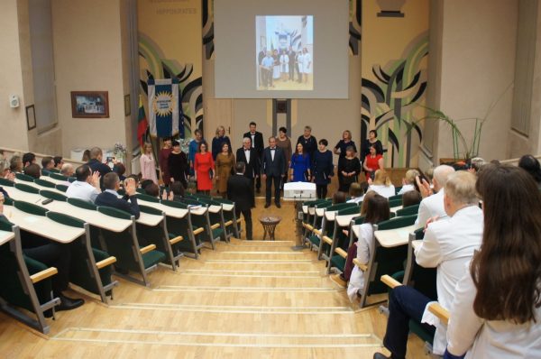 Kolegų aplodismentai netyla, kai pasirodo Respublikinės Šiaulių ligoninės medikų choras „Musica Vitae“.(Zitos Katkienės nuotr.)