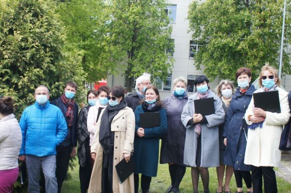 Medikų choras „Musica Vitae“ nariai, minint Medicinos darbuotojų dieną 2020 metais, pasirengę dainomis pasveikinti su  covid-19 ligoniais dirbusius medikus. (Zitos Katkienės nuotr.)