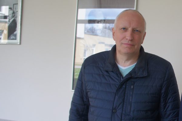 Respublikinės Šiaulių ligoninės Radiacinės ir darbuotojų sveikatos saugos skyriaus vyriausiasis specialistas Jonas Misiūnas sako, kad jei prasidėtų karas, iš karto būtų aktyvuojamas ligoninės ekstremalių situacijų valdymo planas, kuris įprastą ligoninės gyvenimą pakeistų kardinaliai. (Zitos Katkienės nuotr.)