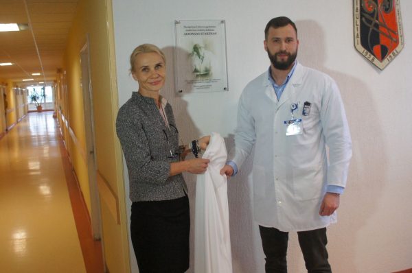 Respublikinės Šiaulių ligoninės direktoriaus pavaduotojos administravimui pareigas laikinai einanti Asta Teišerskienė ir Urologijos skyriaus vedėjas Aurimas Žibutis atidengė Urologijos skyriaus įkūrėjo, gydytojo urologo Alfonso Stakėno atminimui skirtą stelą/atminimo lentą. (Zitos Katkienės nuotr.)