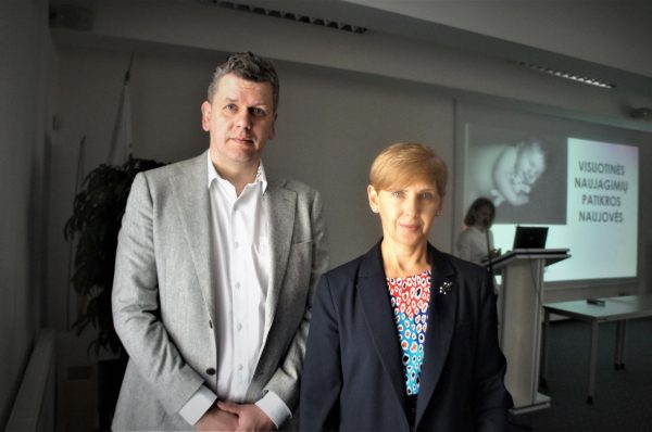 Respublikinės Šiaulių ligoninės direktorius Mindaugas Pauliukas ir direktoriaus pavaduotoja medicinai Aira Mečėjienė pasveikino konferencijos dalyvius. (Zitos Katkienės nuotr.)