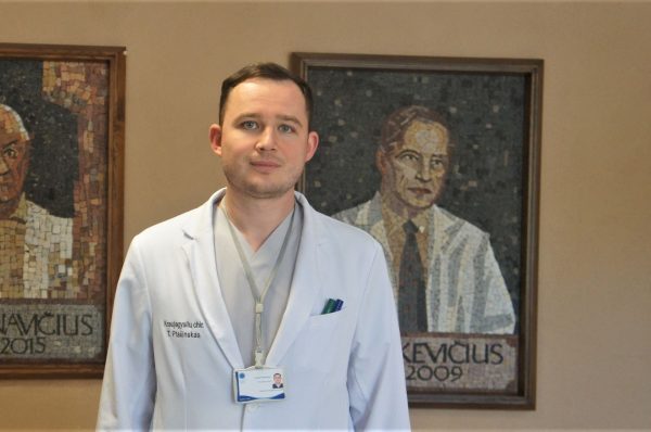 Respublikinės Šiaulių ligoninės Chirurgijos klinikos gydytojas kraujagyslių chirurgas Tomas Ptašinskas, pacientui diagnozavo aneurizmą ir pasirinko sunkiausią kelią – chirurginę pilvo aortos aneurizmos operaciją. (Zitos Katkienės nuotr.)