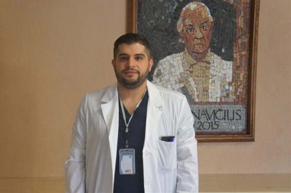 Respublikinės Šiaulių ligoninės Chirurgijos klinikos gydytojas kraujagyslių chirurgui Mohamadui Chamsinui rezidentūros metu teko daug kartų asistuoti chirurginę pilvo aortos aneurizmos operaciją atliekantiems kraujagyslių chirurgams.  (Zitos Katkienės nuotr.)