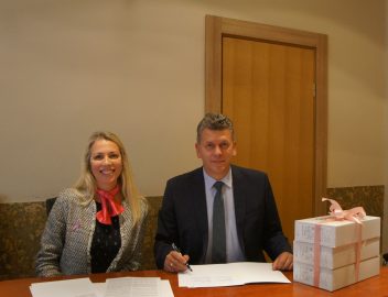 Tarptautinės Vilniaus moterų organizacijos valdybos narė, labdaros projektų koordinatorė Ugnė Kukliauskaitė-Kairienė ir Respublikinės Šiaulių ligoninės direktorius Mindaugas Pauliukas pasirašė dovanų perdavimo aktą.