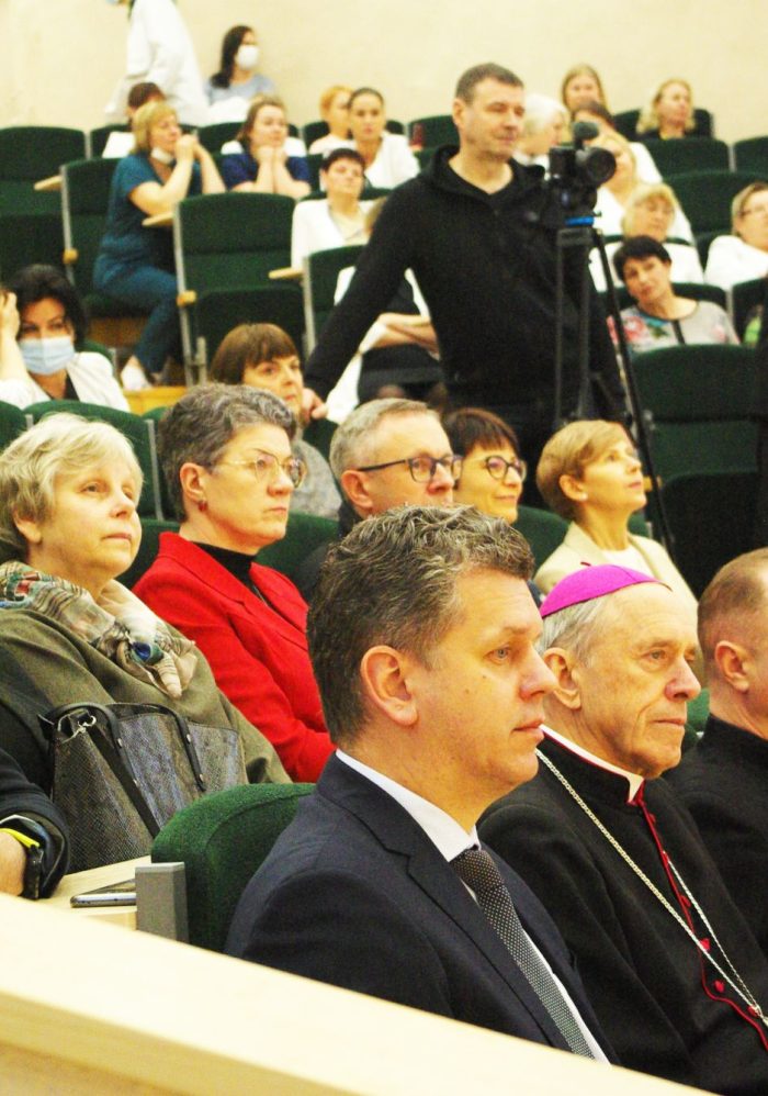 Sveikinimais ir dovanomis medikus pradžiugino ligoninės svečiai, nuolatiniai medikų bičiuliai, veiklos partneriai. (Sauliaus Paukščio nuotr.)